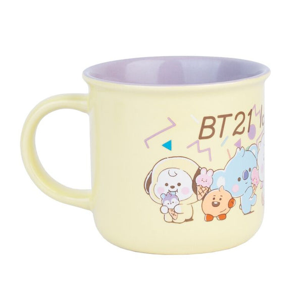 Vue rapprochée du design détaillé Ice Cream sur le mug BT21 signé ERIK
