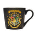 Détail du design exclusif du mug Harry Potter montrant les armoiries de Poudlard