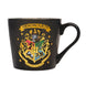 Détail du design exclusif du mug Harry Potter montrant les armoiries de Poudlard