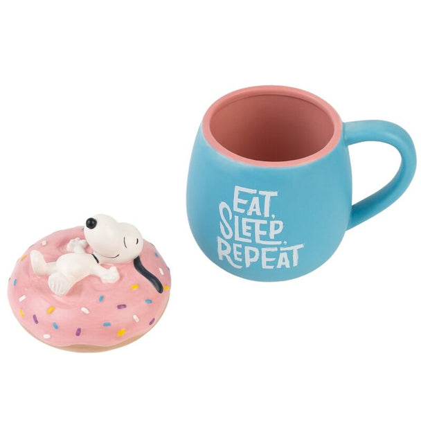 Vue latérale du mug Snoopy 3D montrant le design Eat Sleep Repeat et sa capacité de 500ml