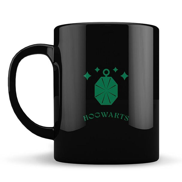 Vue latérale du mug Serpentard Harry Potter montrant le design détaillé et la finition brillante