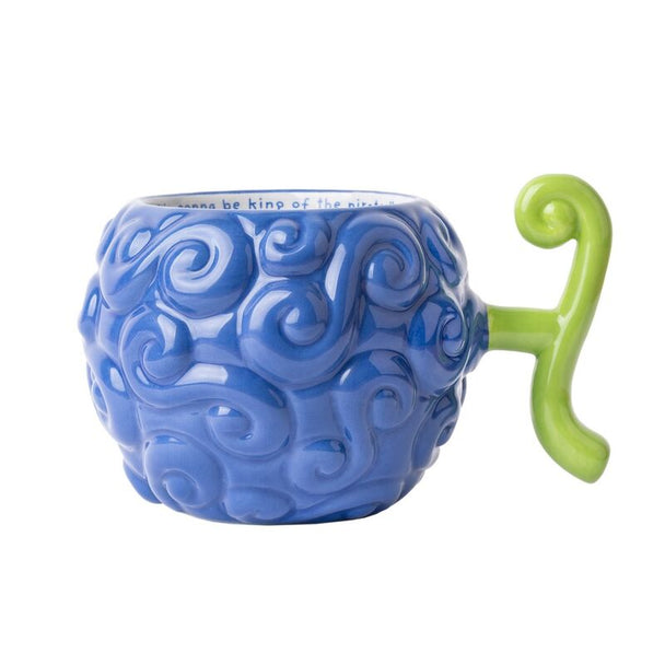 Gros plan sur le design en relief du mug représentant le Fruit du Démon Gum Gum de One Piece