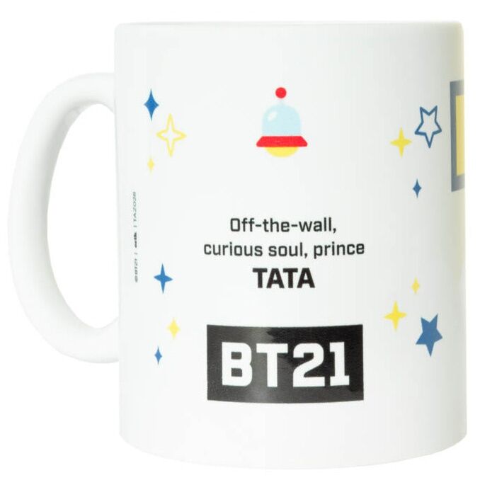 Vue de côté du mug BT21 Tata montrant la poignée ergonomique et le design vibrant