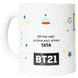 Vue de côté du mug BT21 Tata montrant la poignée ergonomique et le design vibrant