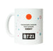 Gros plan sur le dessin Cooky du mug BT21 montrant les détails précis et la finition brillante