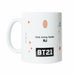 Détail du dessin coloré BT21 RJ sur le mug en céramique, finition brillante visible