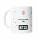 Détail du dessin coloré BT21 RJ sur le mug en céramique, finition brillante visible