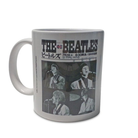 Vue rapprochée du mug Beatles montrant le logo Nippon Budokan et détails en céramique