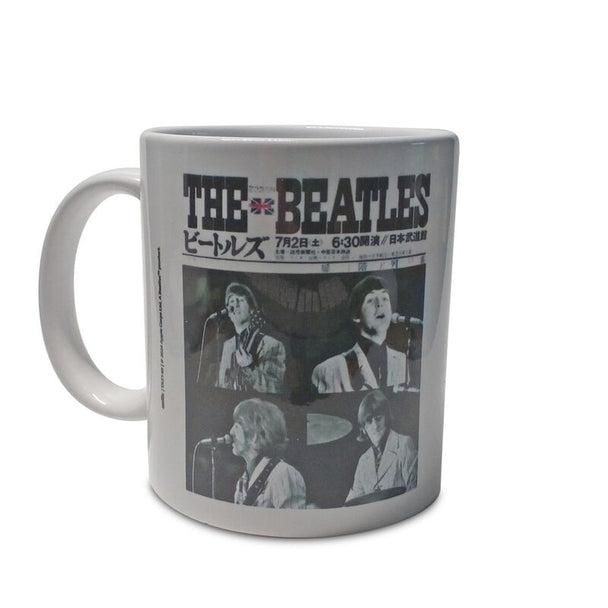 Vue rapprochée du mug Beatles montrant le logo Nippon Budokan et détails en céramique