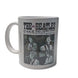 Vue rapprochée du mug Beatles montrant le logo Nippon Budokan et détails en céramique