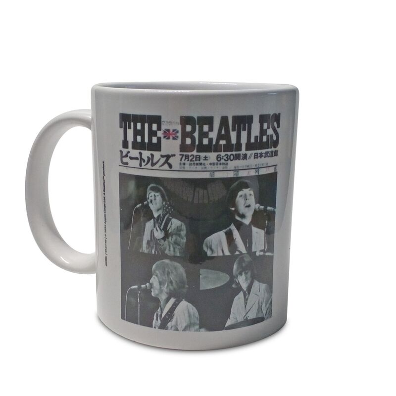 Vue rapprochée du mug Beatles montrant le logo Nippon Budokan et détails en céramique