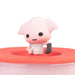 Gros plan sur la figurine 3D de Dobby posée sur le couvercle en silicone du mug Harry Potter