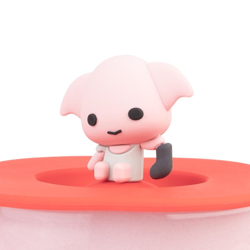 Gros plan sur la figurine 3D de Dobby posée sur le couvercle en silicone du mug Harry Potter