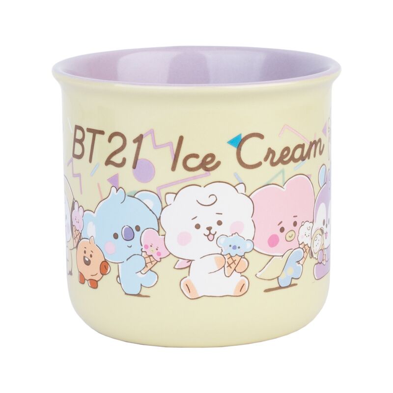 Mug BT21 Ice Cream posé sur une table en bois avec une boisson chaude à l'intérieur
