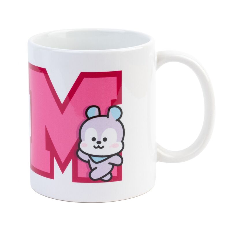 Mug BT21 Mang posé sur une table avec une boisson chaude à l'intérieur, ambiance cosy