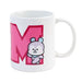 Mug BT21 Mang posé sur une table avec une boisson chaude à l'intérieur, ambiance cosy