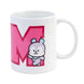 Mug BT21 Mang posé sur une table avec une boisson chaude à l'intérieur, ambiance cosy