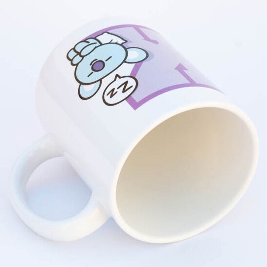 Mug BT21 Koya posé sur une table, prêt à être utilisé