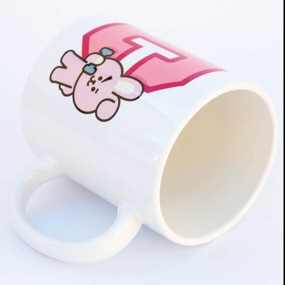Mug BT21 Cooky posé sur une table, illustrant sa taille compacte de 9,5x8 cm