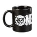 Mug One Piece posé sur une table, illustrant sa compatibilité micro-ondes et lave-vaisselle