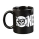 Mug One Piece posé sur une table, illustrant sa compatibilité micro-ondes et lave-vaisselle