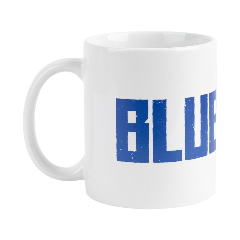 Mug Blue Lock ERIK utilisé pour boire un café, montrant sa taille pratique de 10x8 cm