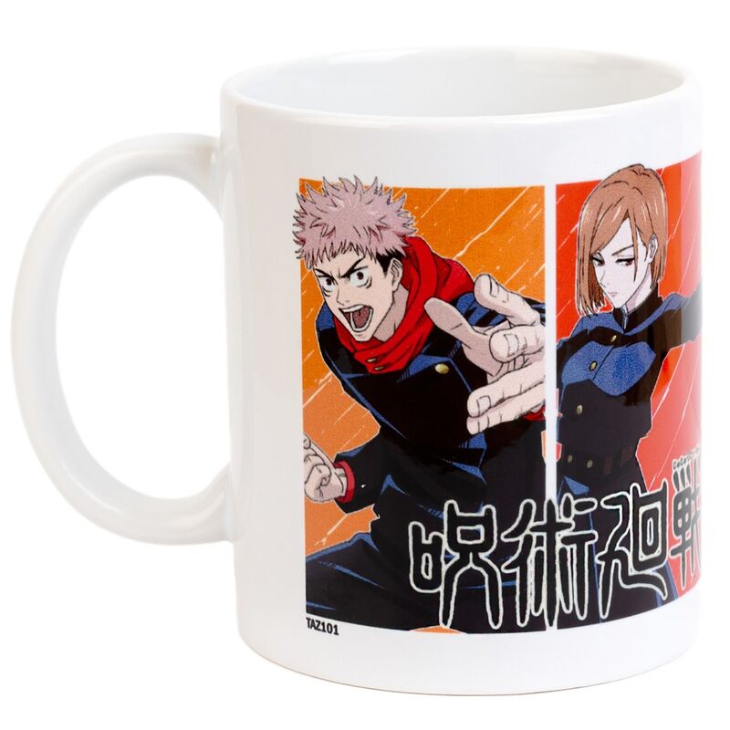 Mug Jujutsu Kaisen 350ml posé sur une table en bois, éclairage naturel mettant en valeur la finition