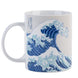 Gros plan sur la texture et la finition brillante du mug The Great Wave off Kanagawa