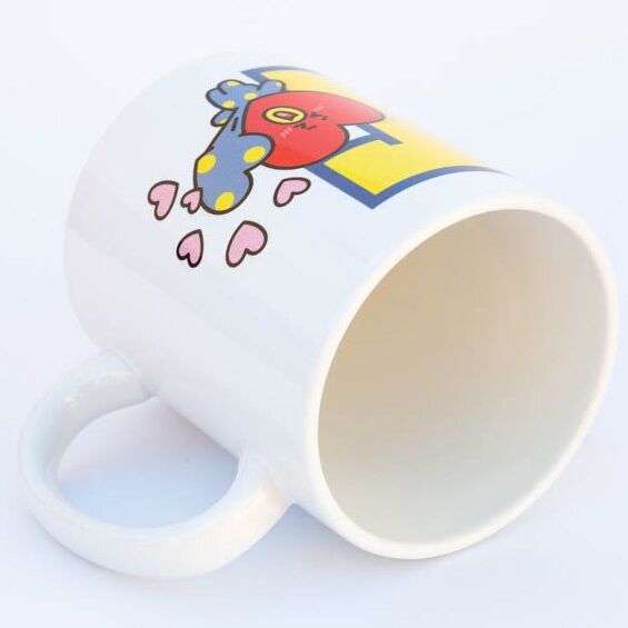 Gros plan sur le motif Tata imprimé sur le mug en céramique de 330ml