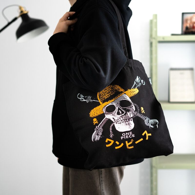 Vue latérale du sac shopping One Piece Jolly Roger montrant sa profondeur de 10 cm pour un grand volume de rangement