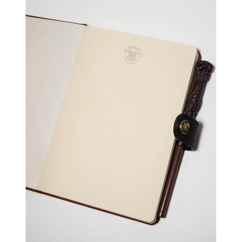 Pack complet avec cahier et stylo baguette posé sur fond neutre