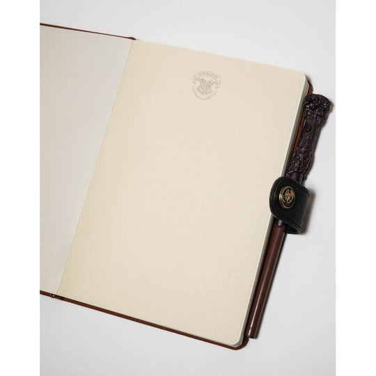 Pack complet avec cahier et stylo baguette posé sur fond neutre