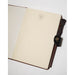 Pack complet avec cahier et stylo baguette posé sur fond neutre