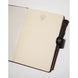 Pack complet avec cahier et stylo baguette posé sur fond neutre