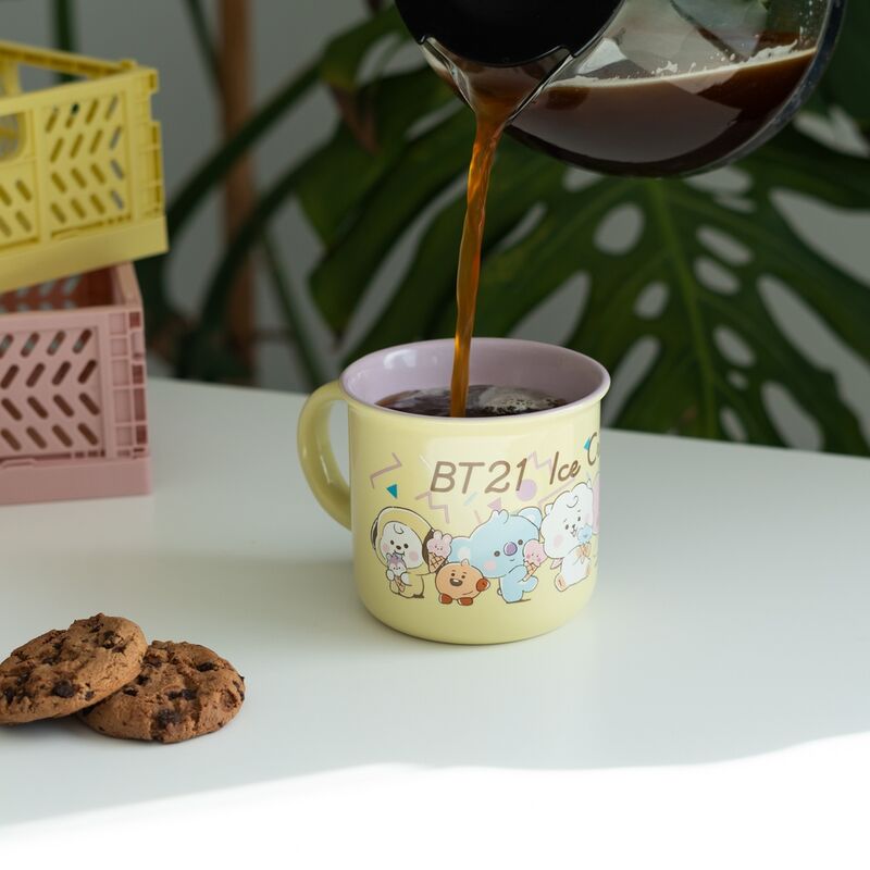 Pack de cinq images du mug BT21 Ice Cream montrant différents angles et détails