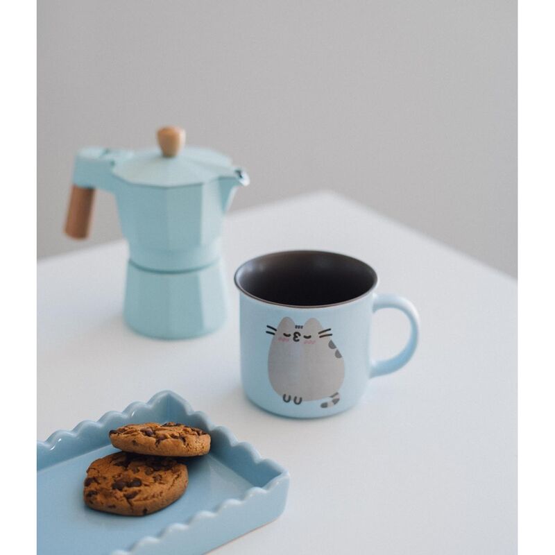 Zoom sur le motif Pusheen et l’inscription Purrfect Love sur le mug en céramique