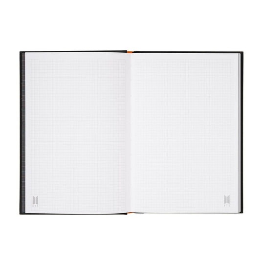 Intérieur du cahier ERIK avec couvertures personnalisées visibles, apportant une touche unique.