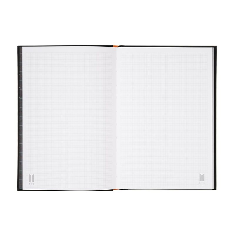 Intérieur du cahier ERIK avec couvertures personnalisées visibles, apportant une touche unique.