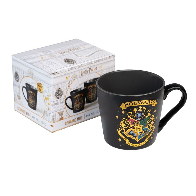 Image du mug Harry Potter posé sur un bureau avec un livre de la saga