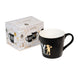 Photo du mug Harry Potter Dobby rempli de café chaud sur une table en bois