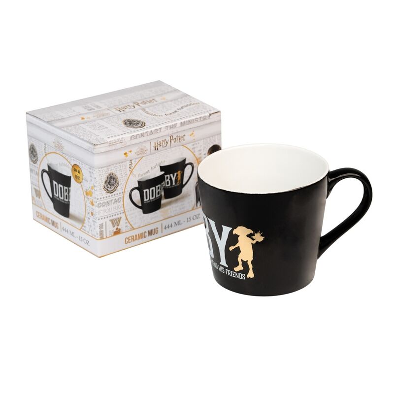 Photo du mug Harry Potter Dobby rempli de café chaud sur une table en bois