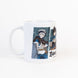 Mug ERIK Black Cover Characters utilisé au micro-ondes, illustrant sa praticité
