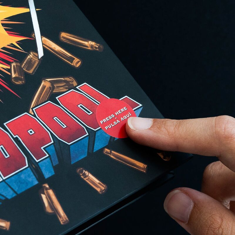 Effet lumineux LED activé montrant les explosions au dos du cahier Deadpool
