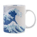 Mug posé sur une table, illustrant sa taille compacte et son style artistique unique