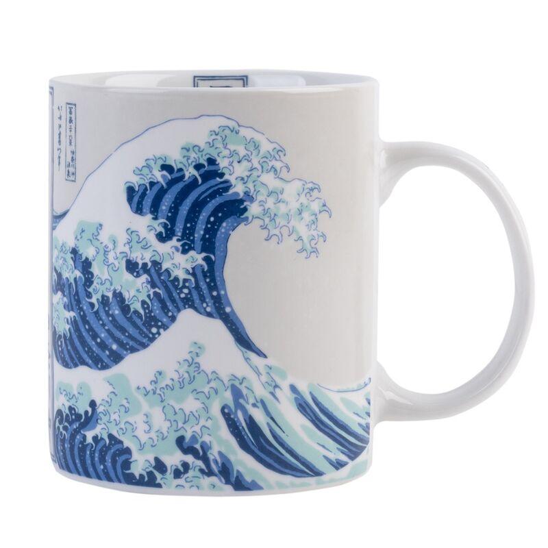 Mug posé sur une table, illustrant sa taille compacte et son style artistique unique