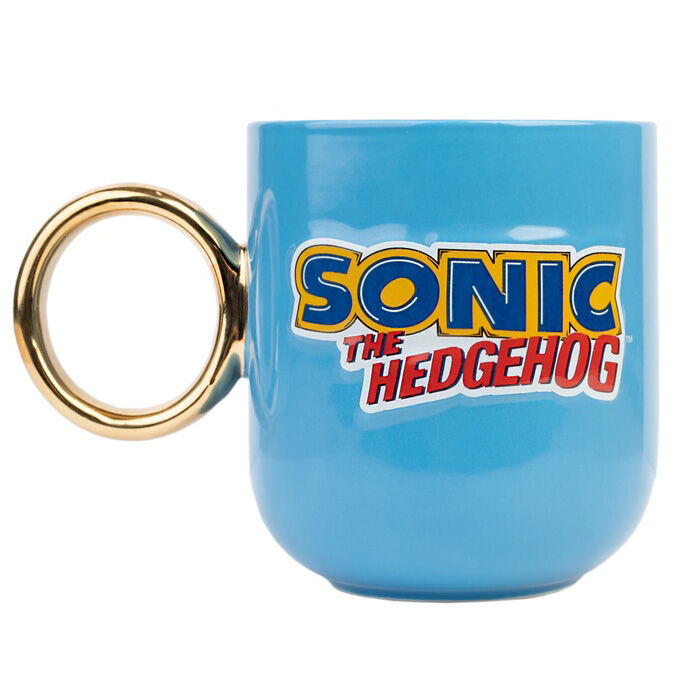 Mug Sonic The Hedgehog 3D rempli de café, illustrant sa capacité de 350ml pour boissons chaudes