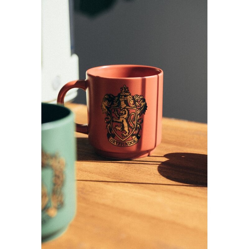 Ensemble des 4 mugs Harry Potter alignés sur une table en bois clair
