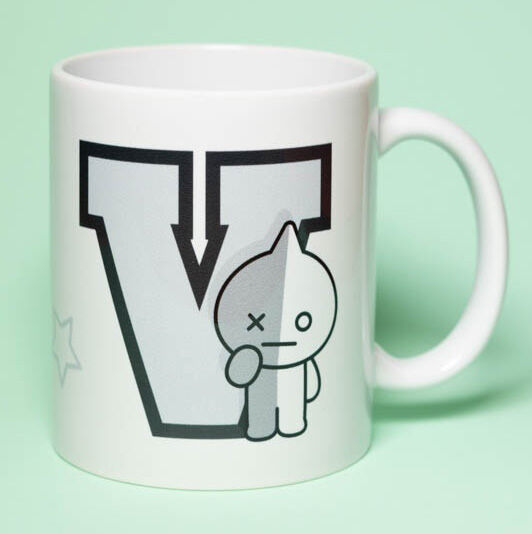 Photo du mug BT21 Van placé dans un micro-ondes pour démontrer sa compatibilité