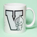 Photo du mug BT21 Van placé dans un micro-ondes pour démontrer sa compatibilité