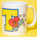 Mug BT21 Tata placé sur une table, illustrant sa taille compacte de 9,5x8cm